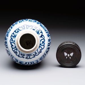 Three Chinese blue and white vases, one with wooden cover, Kangxi — 照片 12