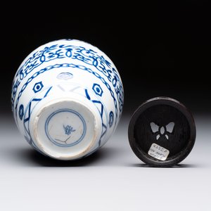 Three Chinese blue and white vases, one with wooden cover, Kangxi — 照片 13