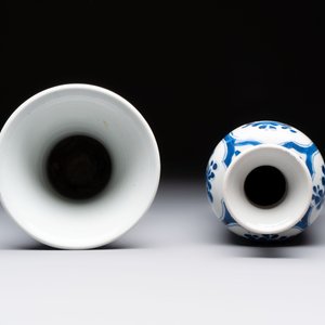 Three Chinese blue and white vases, one with wooden cover, Kangxi — 照片 6