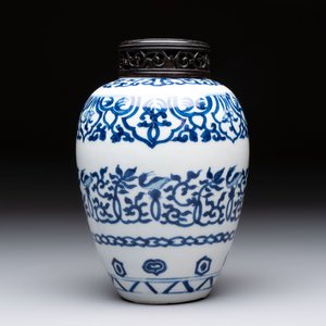 Three Chinese blue and white vases, one with wooden cover, Kangxi — 照片 9
