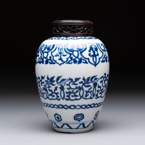 Three Chinese blue and white vases, one with wooden cover, Kangxi — 照片 10
