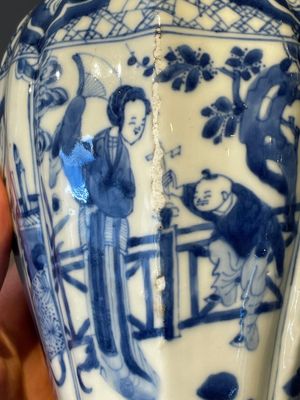 Three Chinese blue and white vases with floral design, Kangxi — photo 14