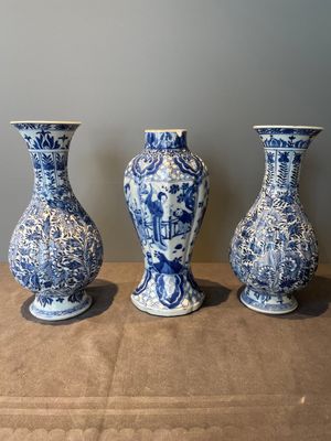 Three Chinese blue and white vases with floral design, Kangxi — photo 2