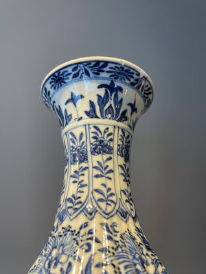 Three Chinese blue and white vases with floral design, Kangxi — photo 6