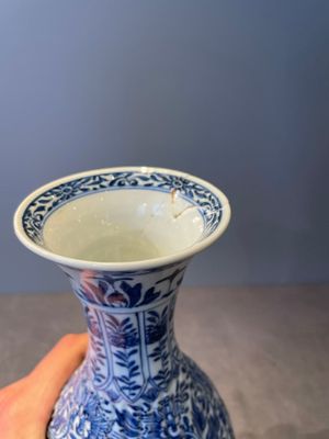 Three Chinese blue and white vases with floral design, Kangxi — photo 8