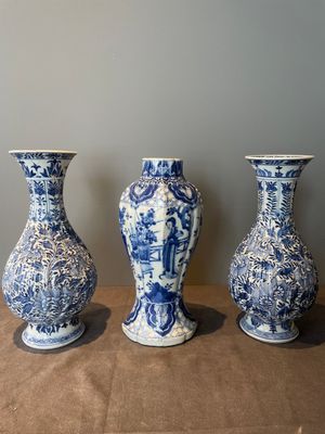 Three Chinese blue and white vases with floral design, Kangxi — foto 1