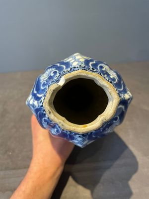 Three Chinese blue and white vases with floral design, Kangxi — foto 15