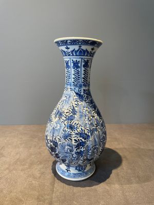 Three Chinese blue and white vases with floral design, Kangxi — foto 19