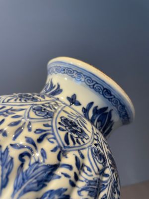 Three Chinese blue and white vases with floral design, Kangxi — foto 5