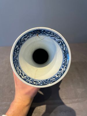 Three Chinese blue and white vases with floral design, Kangxi — foto 7