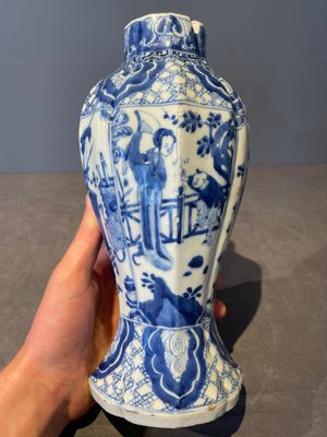 Three Chinese blue and white vases with floral design, Kangxi — foto 9