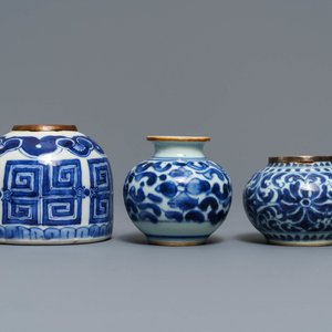 Three Chinese blue and white Vietnamese market 'Bleu de Hue' jars and brush washers, 19th C. — 照片 1