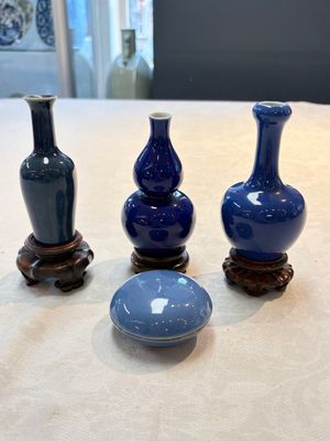 Three Chinese blue-glazed miniature vases on wooden stands and a claire-de-lune seal paste box and cover, 19th C. — photo 1