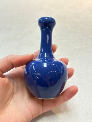 Three Chinese blue-glazed miniature vases on wooden stands and a claire-de-lune seal paste box and cover, 19th C. — photo 14