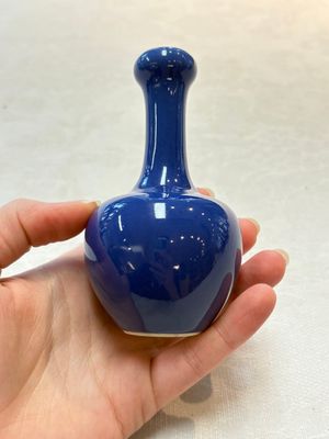 Three Chinese blue-glazed miniature vases on wooden stands and a claire-de-lune seal paste box and cover, 19th C. — photo 15