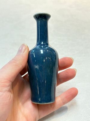 Three Chinese blue-glazed miniature vases on wooden stands and a claire-de-lune seal paste box and cover, 19th C. — photo 25