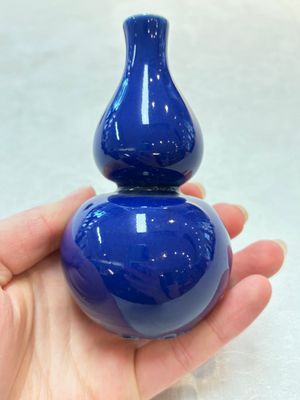 Three Chinese blue-glazed miniature vases on wooden stands and a claire-de-lune seal paste box and cover, 19th C. — photo 7