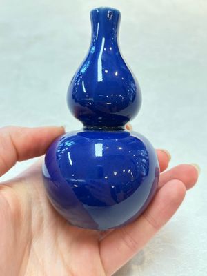 Three Chinese blue-glazed miniature vases on wooden stands and a claire-de-lune seal paste box and cover, 19th C. — photo 8