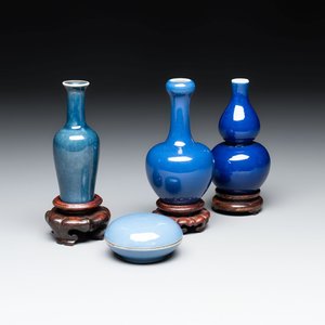 Three Chinese blue-glazed miniature vases on wooden stands and a claire-de-lune seal paste box and cover, 19th C. — photo 1
