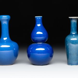 Three Chinese blue-glazed miniature vases on wooden stands and a claire-de-lune seal paste box and cover, 19th C. — photo 3
