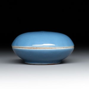 Three Chinese blue-glazed miniature vases on wooden stands and a claire-de-lune seal paste box and cover, 19th C. — photo 6