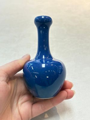 Three Chinese blue-glazed miniature vases on wooden stands and a claire-de-lune seal paste box and cover, 19th C. — photo 17