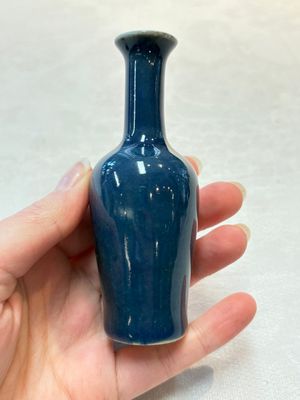 Three Chinese blue-glazed miniature vases on wooden stands and a claire-de-lune seal paste box and cover, 19th C. — photo 23