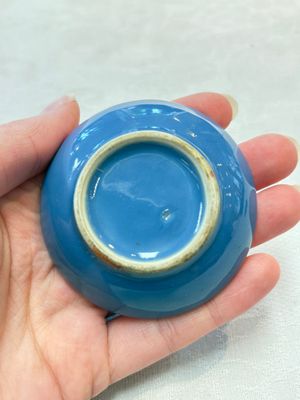 Three Chinese blue-glazed miniature vases on wooden stands and a claire-de-lune seal paste box and cover, 19th C. — photo 5