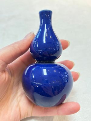 Three Chinese blue-glazed miniature vases on wooden stands and a claire-de-lune seal paste box and cover, 19th C. — photo 6