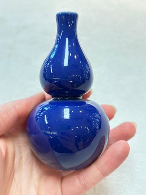 Three Chinese blue-glazed miniature vases on wooden stands and a claire-de-lune seal paste box and cover, 19th C. — photo 9