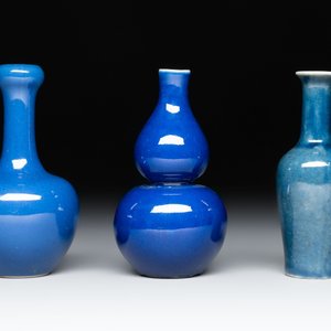 Three Chinese blue-glazed miniature vases on wooden stands and a claire-de-lune seal paste box and cover, 19th C. — photo 2