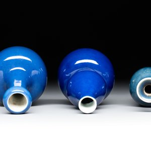 Three Chinese blue-glazed miniature vases on wooden stands and a claire-de-lune seal paste box and cover, 19th C. — photo 4