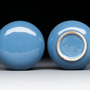 Three Chinese blue-glazed miniature vases on wooden stands and a claire-de-lune seal paste box and cover, 19th C. — photo 7