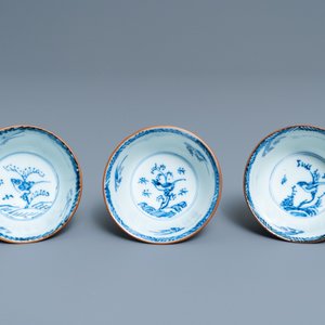Three Chinese blue, white and copper-red cups and saucers, Kangxi — 照片 9