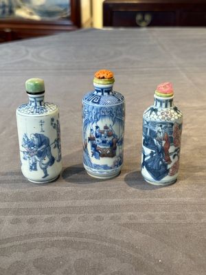 Three Chinese blue, white and copper-red snuff bottles, 19/20th C. — photo 1