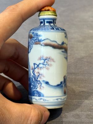Three Chinese blue, white and copper-red snuff bottles, 19/20th C. — photo 12