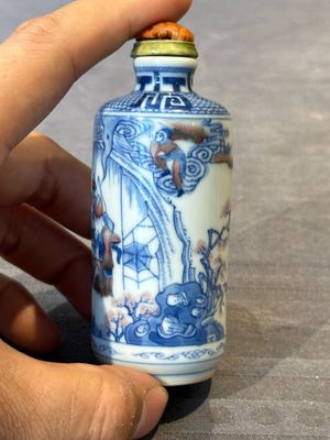 Three Chinese blue, white and copper-red snuff bottles, 19/20th C. — photo 13