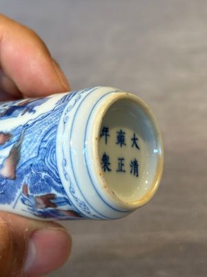 Three Chinese blue, white and copper-red snuff bottles, 19/20th C. — photo 16