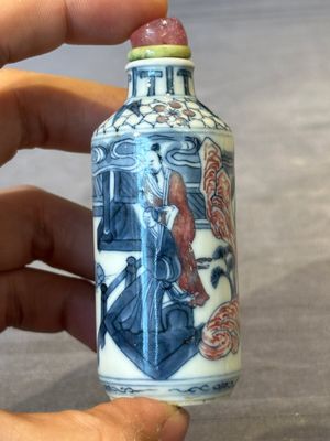 Three Chinese blue, white and copper-red snuff bottles, 19/20th C. — photo 17