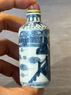 Three Chinese blue, white and copper-red snuff bottles, 19/20th C. — photo 18