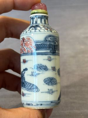 Three Chinese blue, white and copper-red snuff bottles, 19/20th C. — photo 19