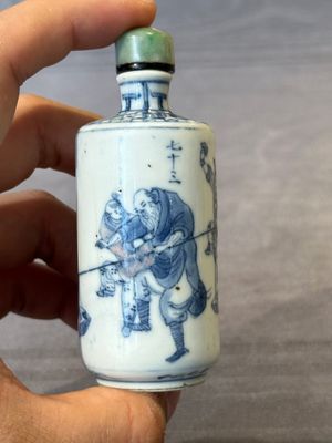 Three Chinese blue, white and copper-red snuff bottles, 19/20th C. — photo 2