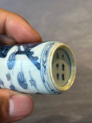 Three Chinese blue, white and copper-red snuff bottles, 19/20th C. — photo 23