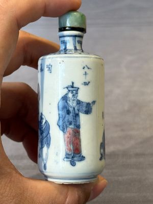 Three Chinese blue, white and copper-red snuff bottles, 19/20th C. — photo 4