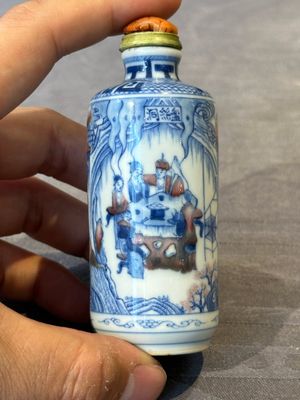 Three Chinese blue, white and copper-red snuff bottles, 19/20th C. — photo 9