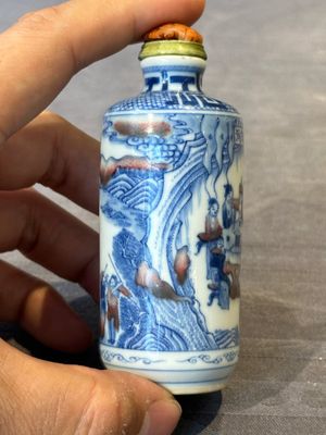 Three Chinese blue, white and copper-red snuff bottles, 19/20th C. — photo 10