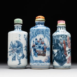Three Chinese blue, white and copper-red snuff bottles, 19/20th C. — photo 1