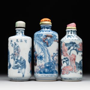 Three Chinese blue, white and copper-red snuff bottles, 19/20th C. — photo 2