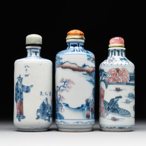 Three Chinese blue, white and copper-red snuff bottles, 19/20th C. — photo 3