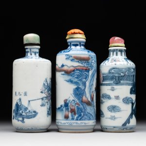 Three Chinese blue, white and copper-red snuff bottles, 19/20th C. — photo 4